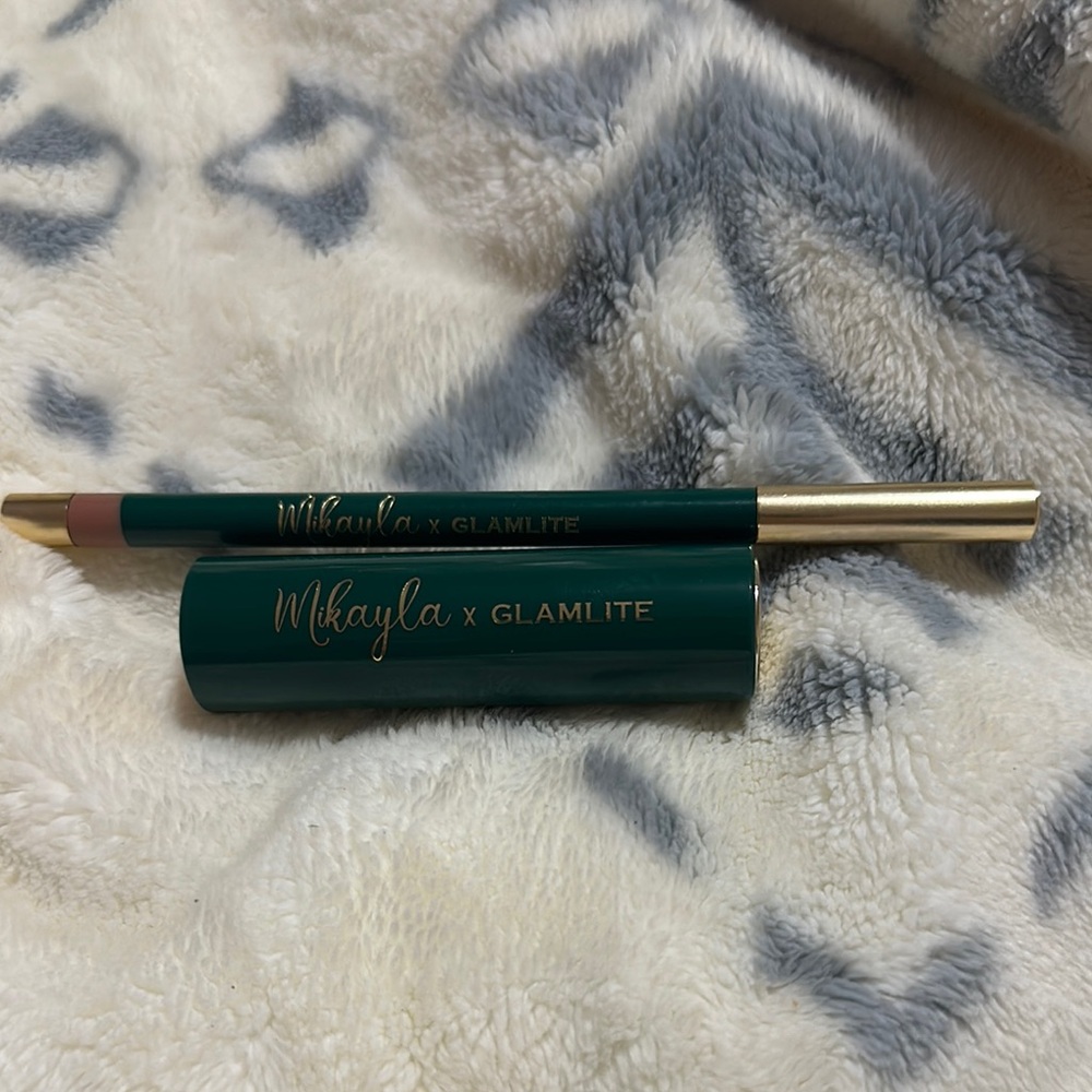 x Mikayla Lip stick and liner in a neutral shade